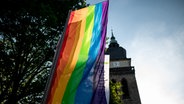 Eine Regenbogenfahne weht vor der Kirche. © picture alliance/dpa | Fabian Strauch Foto: Fabian Strauch