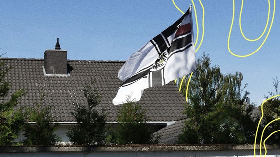 Gehisste Reichskriegsflagge an einem Einfamilienhaus. © Imago Images 