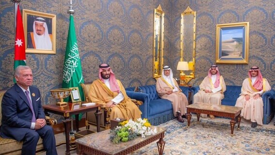 Der saudi-arabische Kronprinz Mohammed bin Salman al-Saud (2. v. l.) und König Abdullah II. von Jordanien (l) halten am Rande des 33. Gipfels der Arabischen Liga ein gemeinsames Gespräch. © picture alliance/dpa/Saudi Press Agency | - 