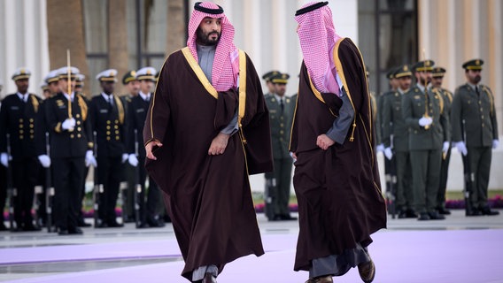 Der Kronprinz und Ministerpräsident von Saudi-Arabien, Mohammed bin Salman bin Abdelasis Al Saud, kommt aus dem Yamama-Palast. © dpa Foto: Bernd von Jutrczenka