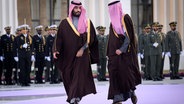 Der Kronprinz und Ministerpräsident von Saudi-Arabien, Mohammed bin Salman bin Abdelasis Al Saud, kommt aus dem Yamama-Palast. © dpa Foto: Bernd von Jutrczenka