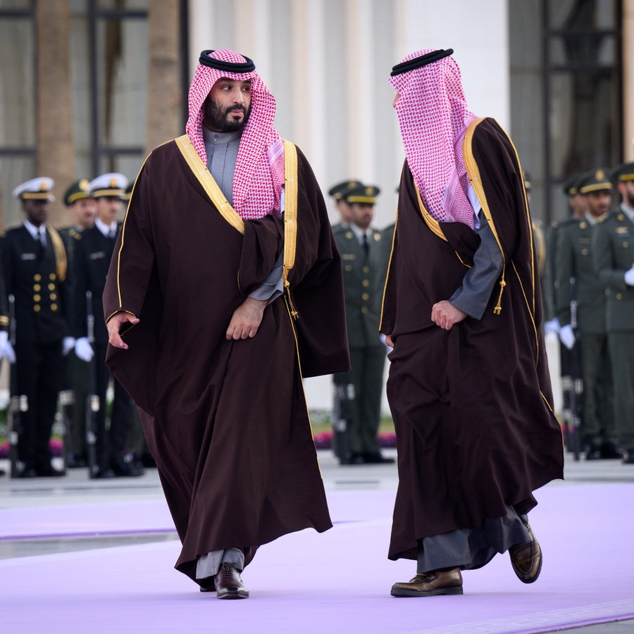 Der Kronprinz und Ministerpräsident von Saudi-Arabien, Mohammed bin Salman bin Abdelasis Al Saud, kommt aus dem Yamama-Palast. © dpa Foto: Bernd von Jutrczenka