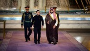 Der Präsident der Ukraine, Wolodymyr Selenskyj, trifft den saudischen Kronprinzen Mohammed bin Salman im Königspalast in Riad (Saudi-Arabien). © Ukrainian Presidential Press Office via AP/dpa 