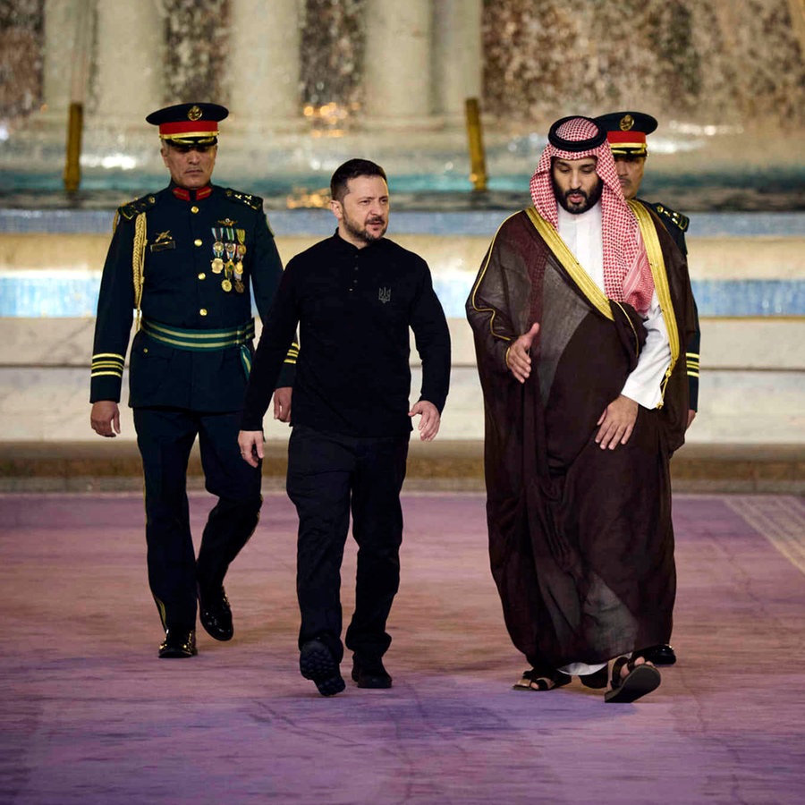 Der Präsident der Ukraine, Wolodymyr Selenskyj, trifft den saudischen Kronprinzen Mohammed bin Salman im Königspalast in Riad (Saudi-Arabien). © Ukrainian Presidential Press Office via AP/dpa 