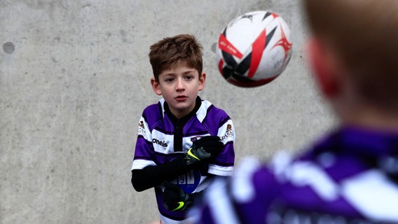 Ein Junge spielt Rugby © picture alliance / Action Plus | John Patrick Fletcher Foto: John Patrick Fletcher