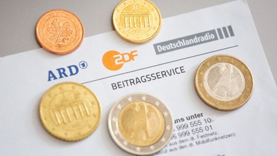 Verschiedene Euromünzen liegen auf einem Anschreiben zur Anmeldung für die Rundfunkgebühren, neben den Logo von ARD, ZDF und Deutschlandradio. © picture alliance/dpa/dpa-Zentralbild | Fernando Gutierrez-Juarez Foto: Fernando Gutierrez-Juarez