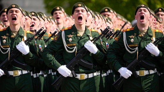 Russische Soldaten marschieren während der Militärparade zum Tag des Sieges in Moskau anlässlich des 79. Jahrestages des Endes des Zweiten Weltkrieges. © AP/dpa Foto: Alexander Zemlianichenko