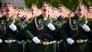 Russische Soldaten marschieren während der Militärparade zum Tag des Sieges in Moskau anlässlich des 79. Jahrestages des Endes des Zweiten Weltkrieges. © AP/dpa Foto: Alexander Zemlianichenko