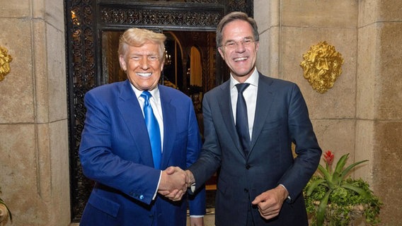 Ser designierte US-Präsident Donald Trump (links) und Nato-Generalsekretär Mark Rutte (rechts) geben sich die Hand. © Nato/dpa Foto: Erik Luntang