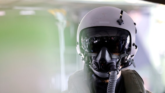 Pilotenausrüstung mit Helm und
Sauerstoffmaske zu sehen beim Tag der Bundeswehr in der Innenstadt von Mayen (8.6.24). Hier zeigt die Truppe in den Dimensionen Land, See, Luft und Cyber
Arbeitsabläufe und Wehrtechnik aus dem Alltag der Bundeswehr. © picture alliance Foto: Christoph Hardt