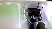 Pilotenausrüstung mit Helm und
Sauerstoffmaske zu sehen beim Tag der Bundeswehr in der Innenstadt von Mayen (8.6.24). Hier zeigt die Truppe in den Dimensionen Land, See, Luft und Cyber
Arbeitsabläufe und Wehrtechnik aus dem Alltag der Bundeswehr. © picture alliance Foto: Christoph Hardt