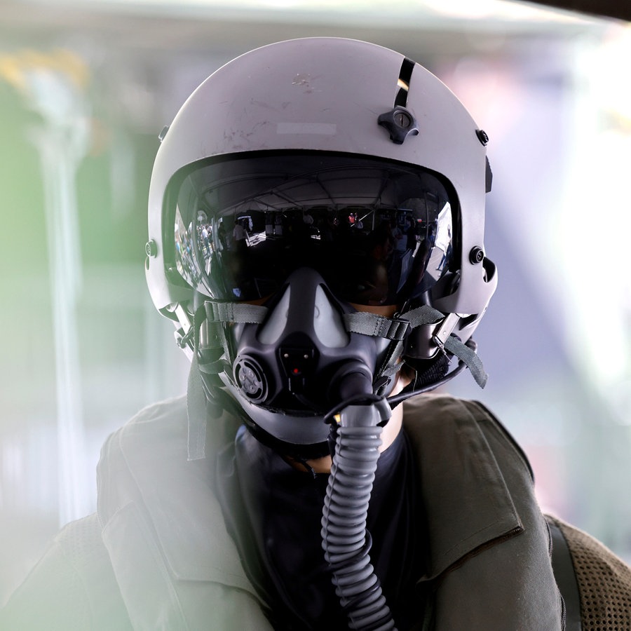 Pilotenausrüstung mit Helm und
Sauerstoffmaske zu sehen beim Tag der Bundeswehr in der Innenstadt von Mayen (8.6.24). Hier zeigt die Truppe in den Dimensionen Land, See, Luft und Cyber
Arbeitsabläufe und Wehrtechnik aus dem Alltag der Bundeswehr. © picture alliance Foto: Christoph Hardt