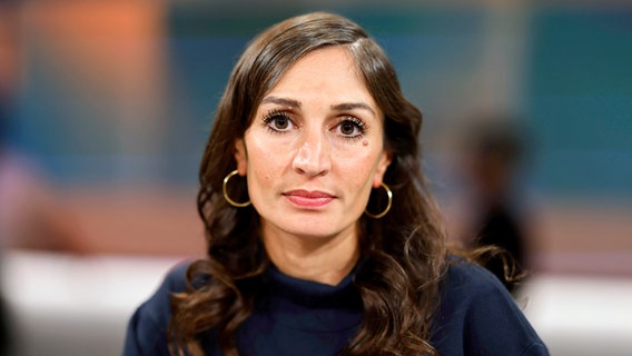 Ein Porträtbild von der Journalistin, Autorin und Ärztin Gilda Sahebi. © Panama Pictures Foto: Christoph Hardt