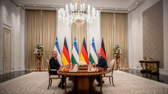 Bundeskanzler Olaf Scholz (rechts) trifft den Präsident von Usbekistan, Schawkat Mirsijojew (links), zu einem bilateralen Gespräch im Palast in Samarkand (Usbekistan). © dpa Foto: Michael Kappeler