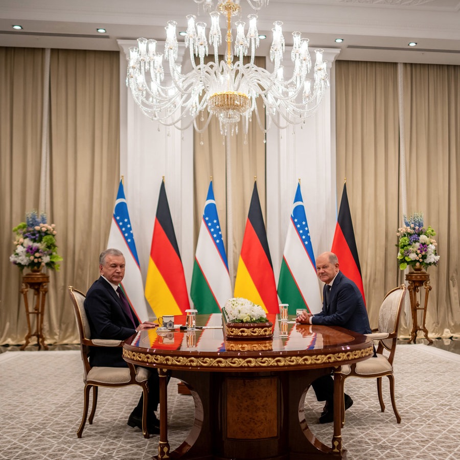 Bundeskanzler Olaf Scholz (rechts) trifft den Präsident von Usbekistan, Schawkat Mirsijojew (links), zu einem bilateralen Gespräch im Palast in Samarkand (Usbekistan). © dpa Foto: Michael Kappeler