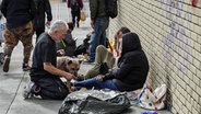 Obdachlose Menschen konsumieren Drogen auf der Straße in San Francisco, Kalifornien (USA). © SOPA Images via ZUMA Press Wire Foto: Michael Ho Wai Lee