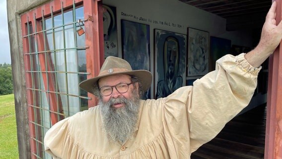 Ein Künstler aus Deutschland lebt und arbeitet in seinem Atelier in Brasilien. © SWR Foto: Anne Herrberg