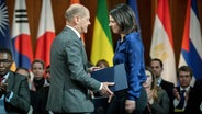 Bundeskanzler Olaf Scholz (SPD) geht bei einer Veranstaltung an Außenministerin Annalena Baerbock vorbei. © dpa bildfunk Foto: Kay Nietfeld