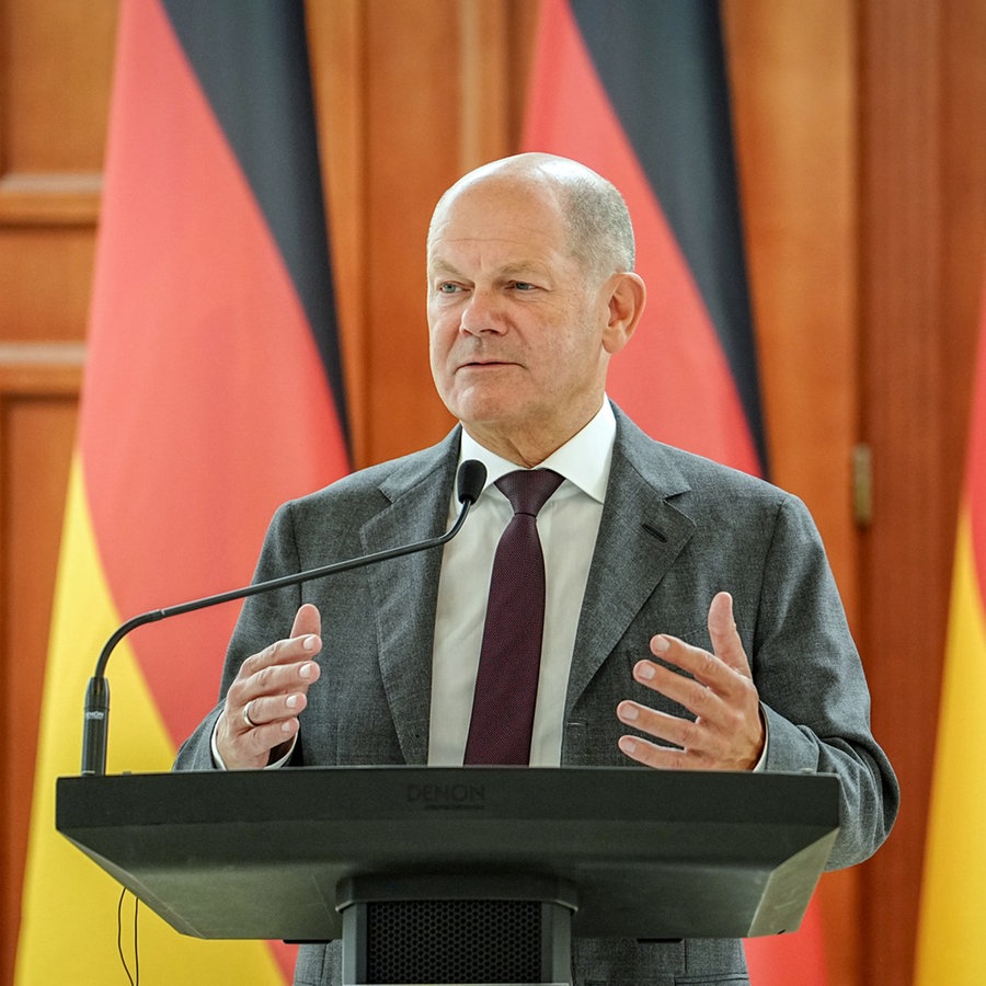 Bundeskanzler Olaf Scholz (SPD) gibt bei seinem Besuch der Republik Moldau eine Pressekonferenz. © dpa Foto: Kay Nietfeld