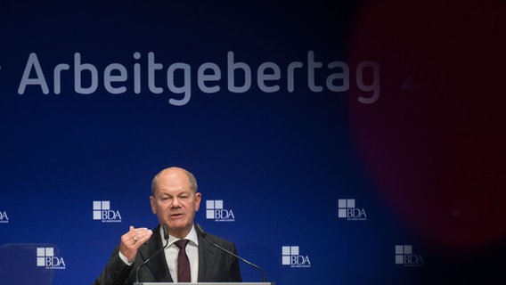 Bundeskanzler Olaf Scholz (SPD) spricht während des Deutschen Arbeitgebertages 2024 der Bundesvereinigung der Deutschen Arbeitgeberverbände (BDA). © picture alliance/dpa | Foto: Sebastian Gollnow