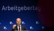 Bundeskanzler Olaf Scholz (SPD) spricht während des Deutschen Arbeitgebertages 2024 der Bundesvereinigung der Deutschen Arbeitgeberverbände (BDA). © picture alliance/dpa | Foto: Sebastian Gollnow