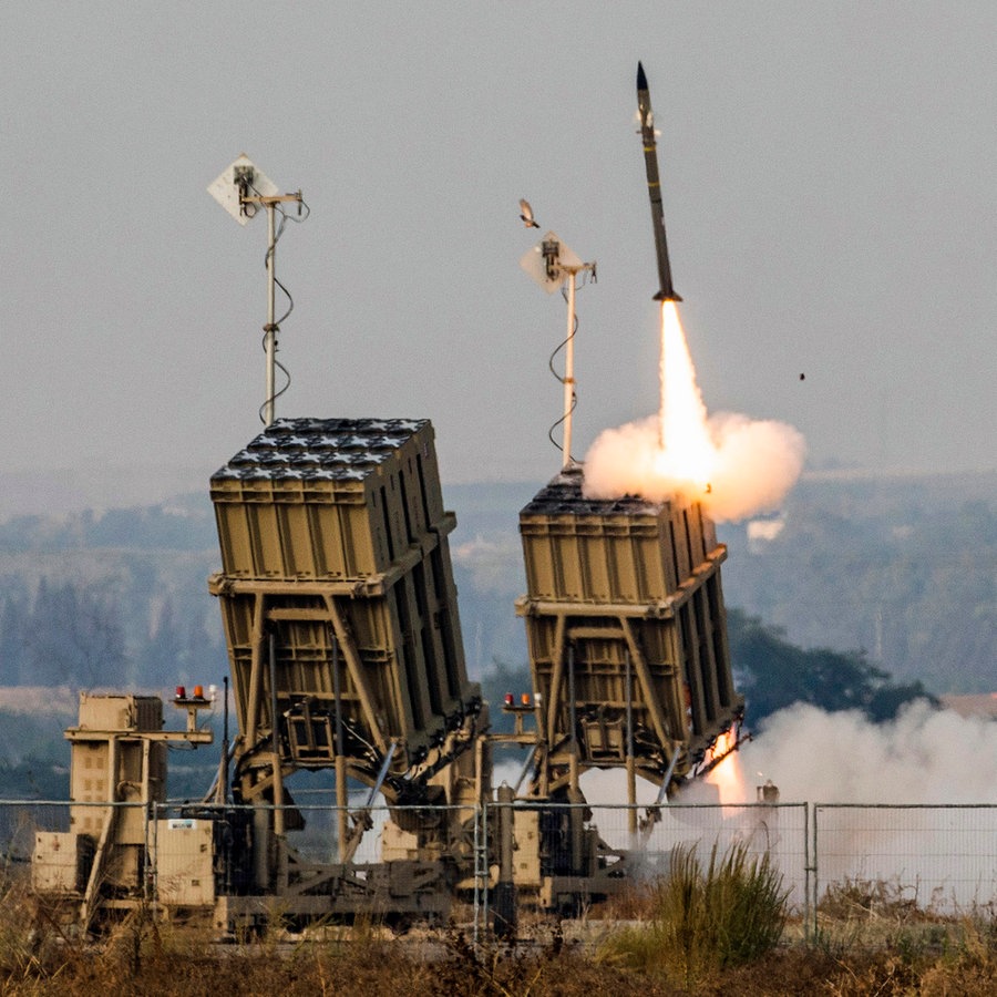 Das Iron-Dome-Raketenabwehrsystem feuert eine Abfangrakete ab, nachdem Raketen aus dem Gazastreifen auf Sderot in Israel abgefeuert werden (Archivbild). © dpa Foto: Ilia Yefimovich
