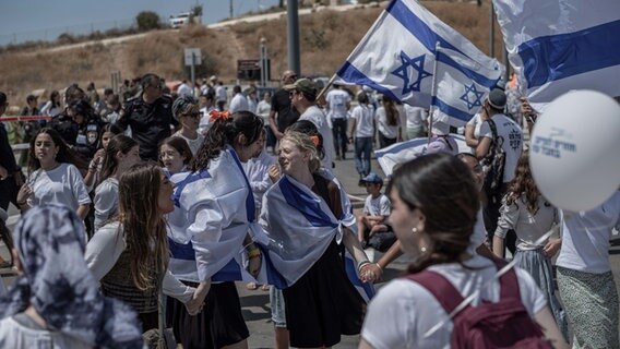 Israelische rechtsgerichtete Siedler marschieren am israelischen Unabhängigkeitstag in Sderot in Israel zusammen und fordern die Übernahme des Gazastreifens. © dpa Foto: Ilia Yefimovich