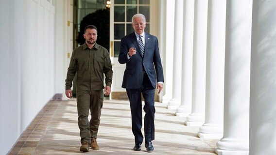 US-Präsident Joe Biden und der ukrainische Präsident Wolodymyr Selenskyj gehen nebeneinander im Weißen Haus in Washington (USA). © Pool Reuters/AP/dpa Foto: Kevin Lamarque