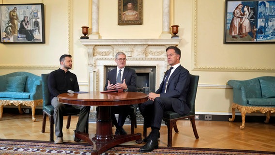 Der Präsident der Ukraine, Wolodymyr Selenskyj (links), der Premierminister von Großbritannien, Sir Keir Starmer (Mitte), und Nato-Generalsekretär Mark Rutte (rechts), im Gespräch in der 10 Downing Street. © Pool AP/AP/dpa Foto: Kin Cheung