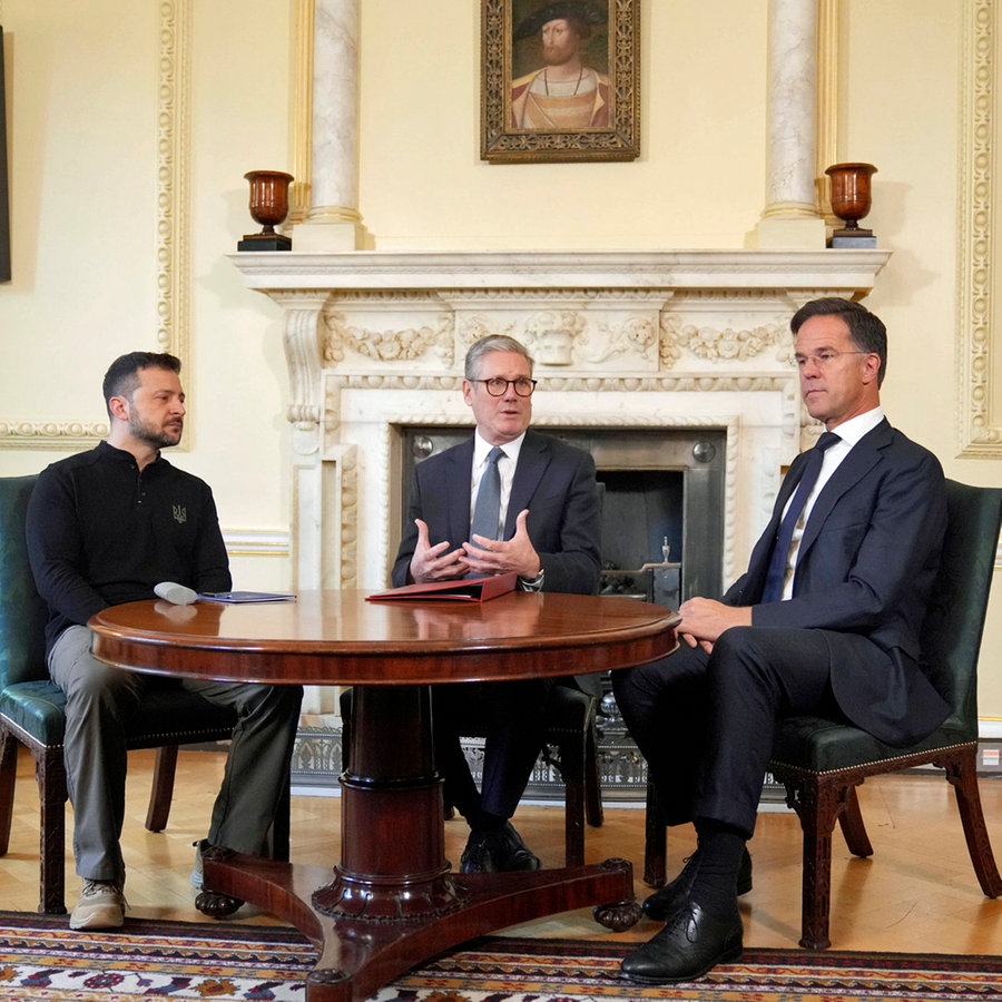 Der Präsident der Ukraine, Wolodymyr Selenskyj (links), der Premierminister von Großbritannien, Sir Keir Starmer (Mitte), und Nato-Generalsekretär Mark Rutte (rechts), im Gespräch in der 10 Downing Street. © Pool AP/AP/dpa Foto: Kin Cheung