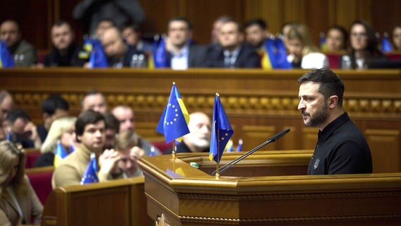 Der ukrainische Präsident Wolodymyr Selenskyj stellt am 16. Oktober 2024 in Kiew, Ukraine, dem ukrainischen Parlament den Siegesplan vor. © picture alliance / ZUMAPRESS.com | Ukraine Presidency/Ukrainian Pre 