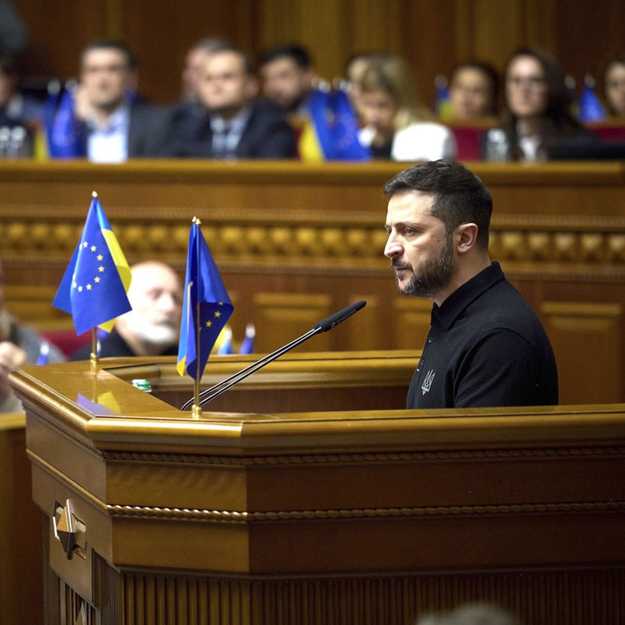 Der ukrainische Präsident Wolodymyr Selenskyj stellt am 16. Oktober 2024 in Kiew, Ukraine, dem ukrainischen Parlament den Siegesplan vor. © picture alliance / ZUMAPRESS.com | Ukraine Presidency/Ukrainian Pre 