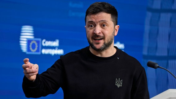 Der ukrainische Präsident Wolodymyr Selenskyj spricht während einer Pressekonferenz bei einem EU-Gipfel in Brüssel. © AP/dpa Foto: Omar Havana