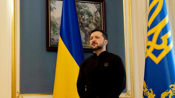 Der ukrainische Präsident Wolodymyr Selenskyj gibt eine Pressekonferenz. © Pool AFP/AP/dpa Foto: Tetiana Dzhafarova