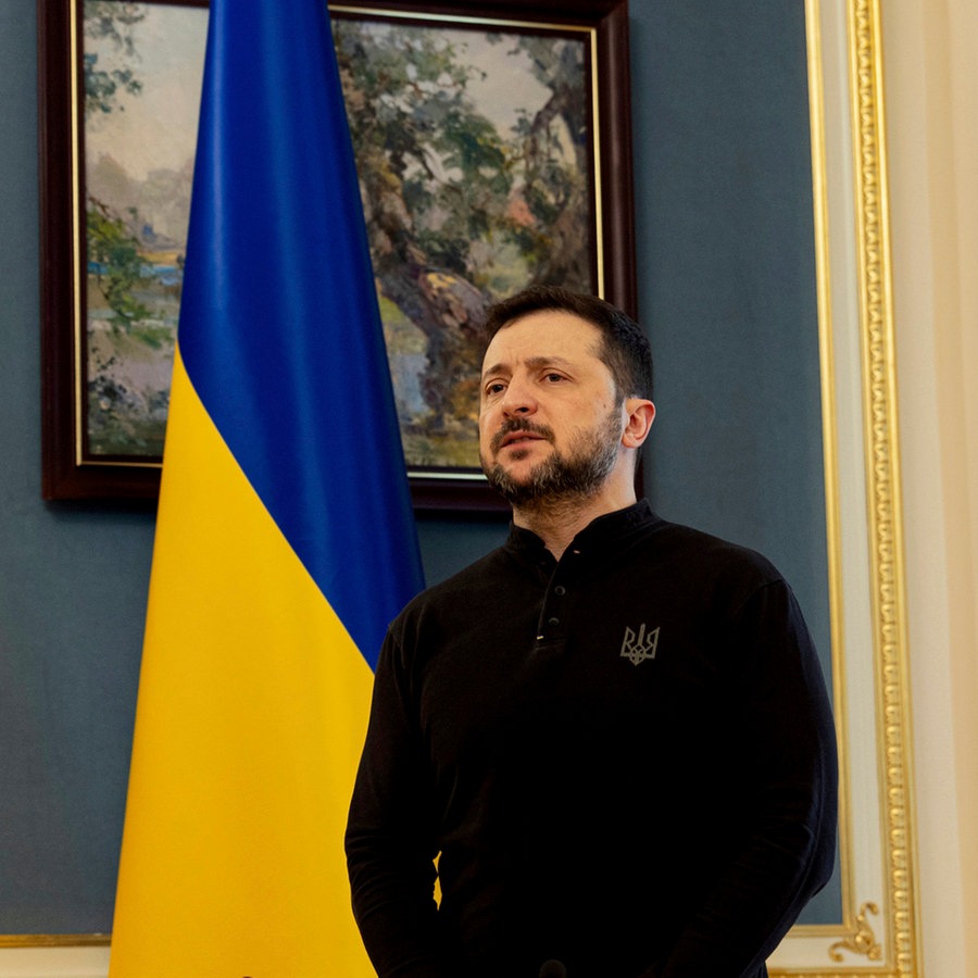 Der ukrainische Präsident Wolodymyr Selenskyj gibt eine Pressekonferenz. © Pool AFP/AP/dpa Foto: Tetiana Dzhafarova