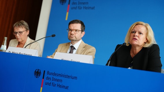 Die Bundesministerin für Inneres und Heimat, Nancy Faeser (rechts), der Bundesminister der Justiz, Marco Buschmann (Mitte), und die Staatssekretärin im Bundeswirtschaftsministerium, Anja Hajduk (links), stellen ein Sicherheitspaket nach der Messerattacke von Solingen vor. © dpa Foto: Kay Nietfeld