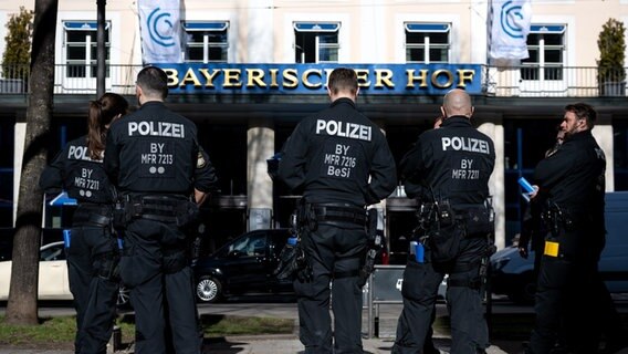 Polizisten stehen anlässlich der 59. Münchner Sicherheitskonferenz vor dem Hotel Bayerischer Hof. © picture alliance/dpa Foto:  Sven Hoppe