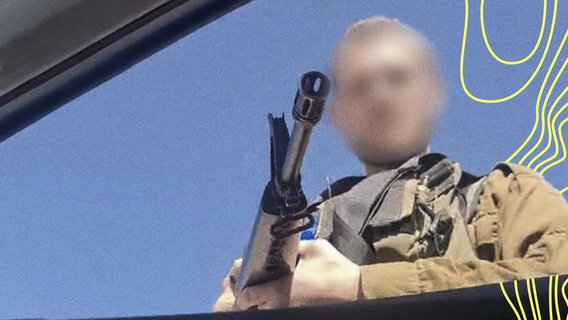 Ein Mann schaut mit einem Gewehr bewaffnet in ein Autofenster des ARD-Korrespondenten Jan-Christoph Kitzler. © Bayerischer Rundfunk 
