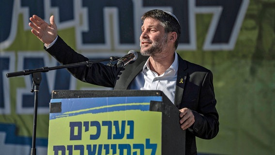 Der israelische Finanzminister Bezalel Smotrich hält eine Rede während einer Veranstaltung in der Nähe des Gazastreifens (Israel). © dpa Foto: Ilia Yefimovich