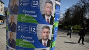 Ein Kandidat ist auf einem Wahlplakat der Partei "Demokratisches Bulgarien" in Sofia (Bulgarien, Archivbild vom 31.3.23). © EPA Foto: Vassil Donev