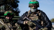 Ukrainische Soldaten der Liut-Brigade sitzen in einem Pickup auf dem Weg zurück in die Frontstadt in der Nähe von Tschassiw Jar in der Region Donezk (Ukraine). © Anadolu Foto: Maciek Musialek