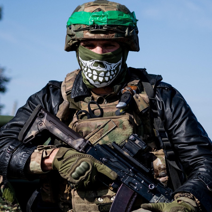 Ukrainische Soldaten der Liut-Brigade sitzen in einem Pickup auf dem Weg zurück in die Frontstadt in der Nähe von Tschassiw Jar in der Region Donezk (Ukraine). © Anadolu Foto: Maciek Musialek