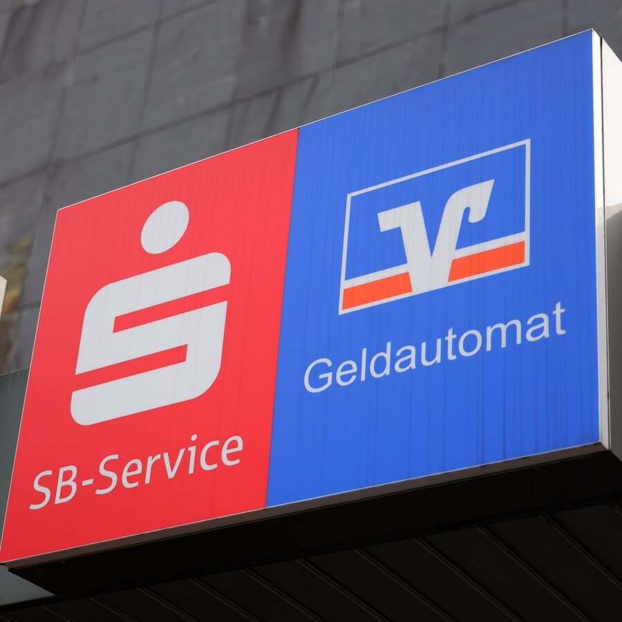 Display einer Sparkasse und Volksbank mit Hinweis auf SB-Service und Geldautomat. © picture alliance Foto: Snowfield Photography