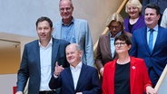 Lars Klingbeil, Bundeskanzler Olaf Scholz, Saskia Esken, Matthias Miersch, Ministerpräsidentin Anke Rehlinger, Hubertus Heil und Katja Mast kommen im Willy-Brandt-Haus zur Klausurtagung des SPD-Bundesvorstands zur Vorbereitung der Bundestagswahl. © dpa Foto: Annette Riedl