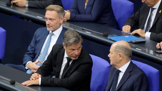 Christian Lindner, Robert Habeck und Olaf Scholz in der 191. Sitzung des Deutschen Bundestages im Reichstagsgebäude. © picture alliance / Geisler-Fotopress | Frederic Kern/Geisler-Fotopress Foto: Frederic Kern