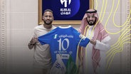 Der brasilianische Fußballspieler Neymar Junior (L), postiert mit dem Präsidenten von Al-Hilal, Fahad bin Nafel, im Al-Hilal-Stadion in Riyadh, Königreich Saudi-Arabien. © picture alliance 