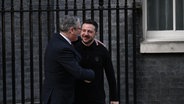 Der ukrainische Präsident Wolodymyr Selenskyj trifft den britischen Premierminister Keir Starmer in der 10 Downing Street in London. © picture alliance Foto: Rasid Necati Aslim