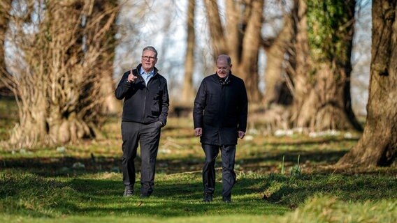 Bundeskanzler Olaf Scholz (r,echts) wird vom britischen Premierminister Keir Starmer (links) auf dem Landsitz in Chequers bei London empfangen. © dpa Foto: Kay Nietfeld