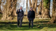 Bundeskanzler Olaf Scholz (r,echts) wird vom britischen Premierminister Keir Starmer (links) auf dem Landsitz in Chequers bei London empfangen. © dpa Foto: Kay Nietfeld