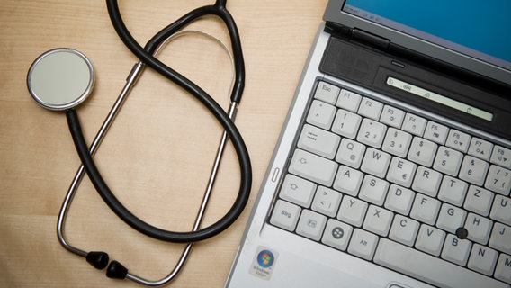 Ein Stethoskop liegt neben einem Laptop. © dpa/dpa-Zentralbild Foto: Patrick Pleul